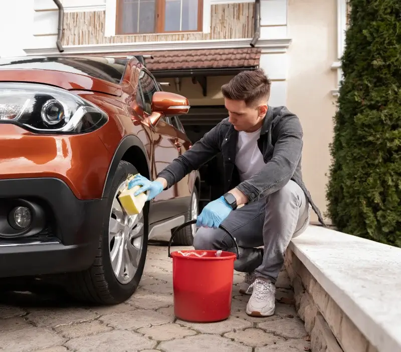 Lavage auto à domicile La Cluse-et-Mijoux : professionnel intervenant sur un véhicule